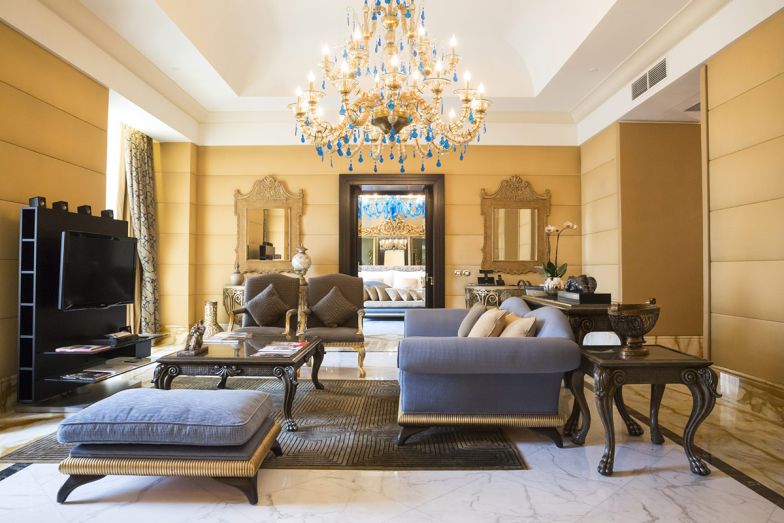 Márványmosdó és piros csillár: a 120 éves New York Palota képekben