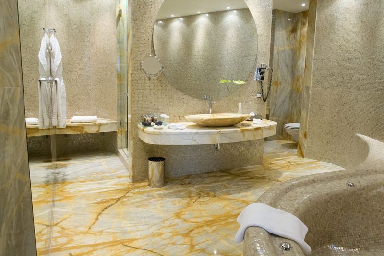 Márványmosdó és piros csillár: a 120 éves New York Palota képekben