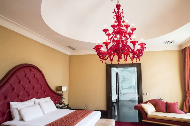 Márványmosdó és piros csillár: a 120 éves New York Palota képekben