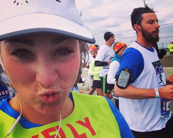 Jó pasikkal szelfizett maraton futás közben Jó pasikkal szelfizett maraton futás közben