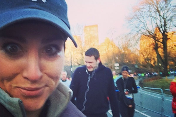 Jó pasikkal szelfizett maraton futás közben Jó pasikkal szelfizett maraton futás közben