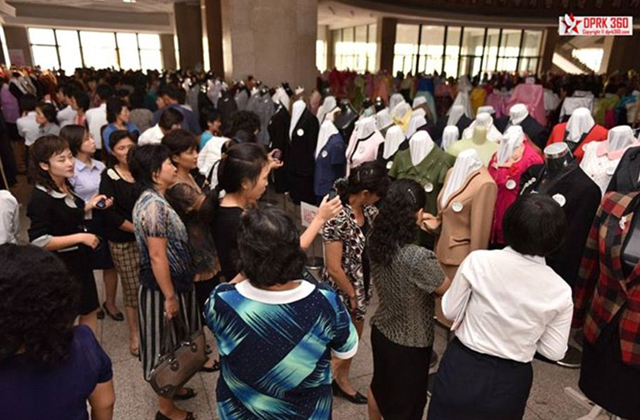 Ilyen egy divatbemutató Ékszak-Koreában - fotók