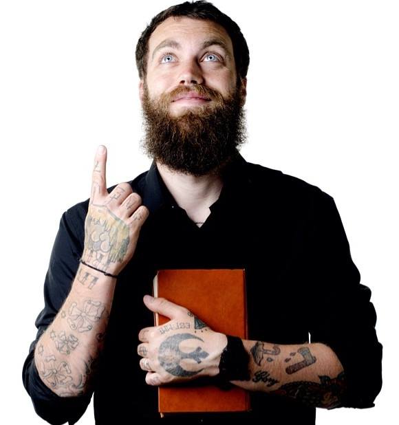 Gördeszkázik, modellkedik, és tele van tetoválva a hipszter pap