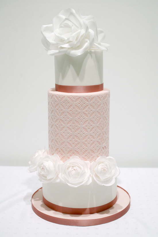 Egy egyszerűbb, de elegánsabb verzió, kivételesen művirágokkal. A zsűri azt mondta, ezt díjazni emiatt nem akarták volna.