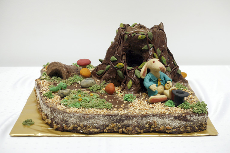 Ez a torta azért üt el a többitől, mert száz százalékig vega, és direkt természetes színekkel készült