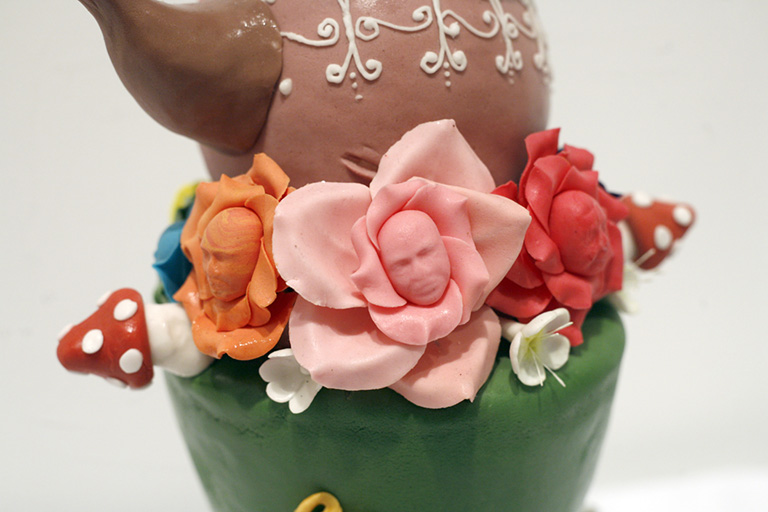 Szépen megmunkált beszélő rózsák bolondgombával. 