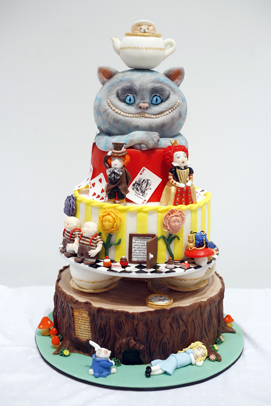 Emelet emelet hátán, tetején az egyik legjobban sikerült macskafejjel.  