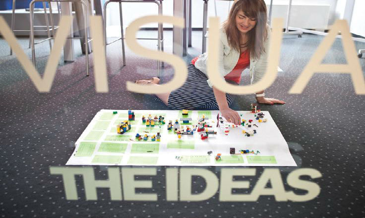 Boldogságfröccs az íróasztalnál