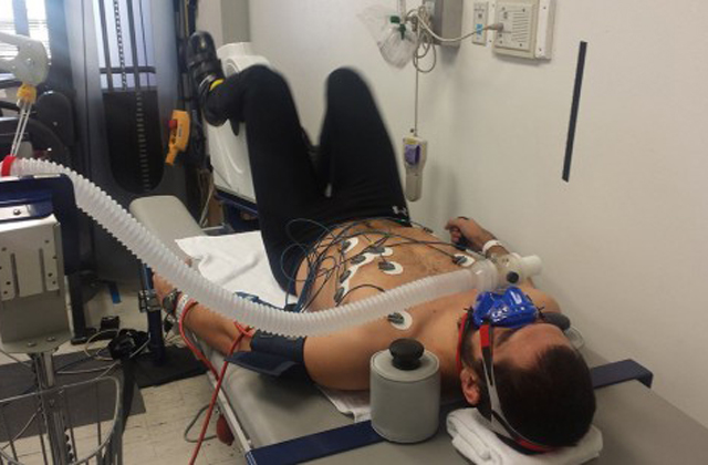 4,4 milliót keres ágyban fekvéssel egy férfi