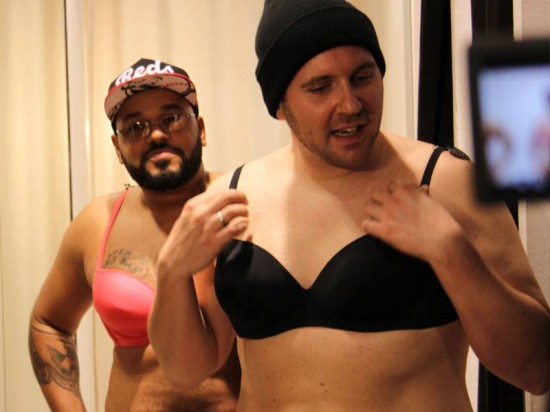 Melleket műtetett két pasi, hogy kipróbálják, milyen nőnek lenni Melleket műtetett két pasi, hogy kipróbálják, milyen nőnek lenni