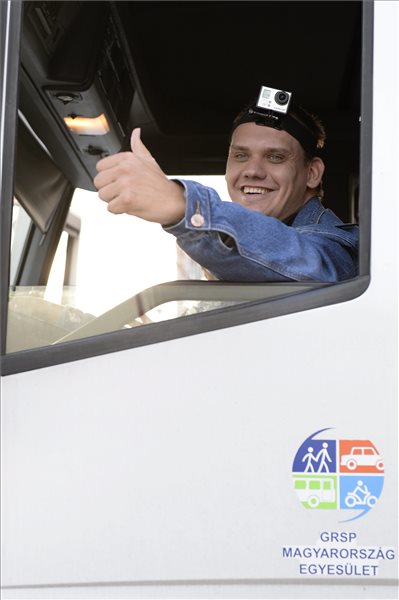 Mozgássérült fiú álmát váltották valóra a kamionosok