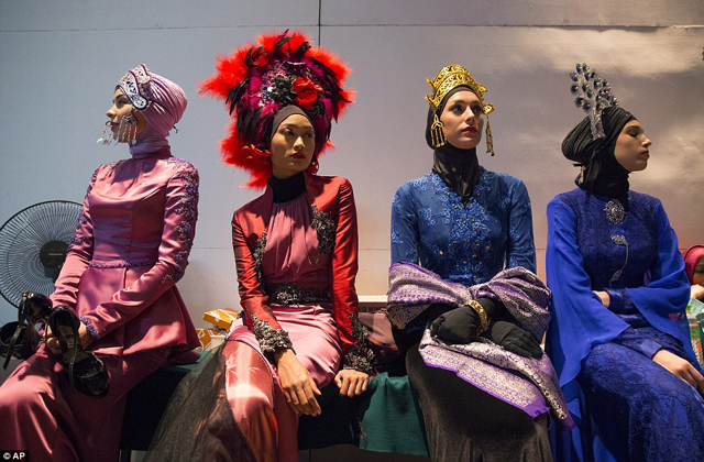 Ráktúlélőkből lettek modellek