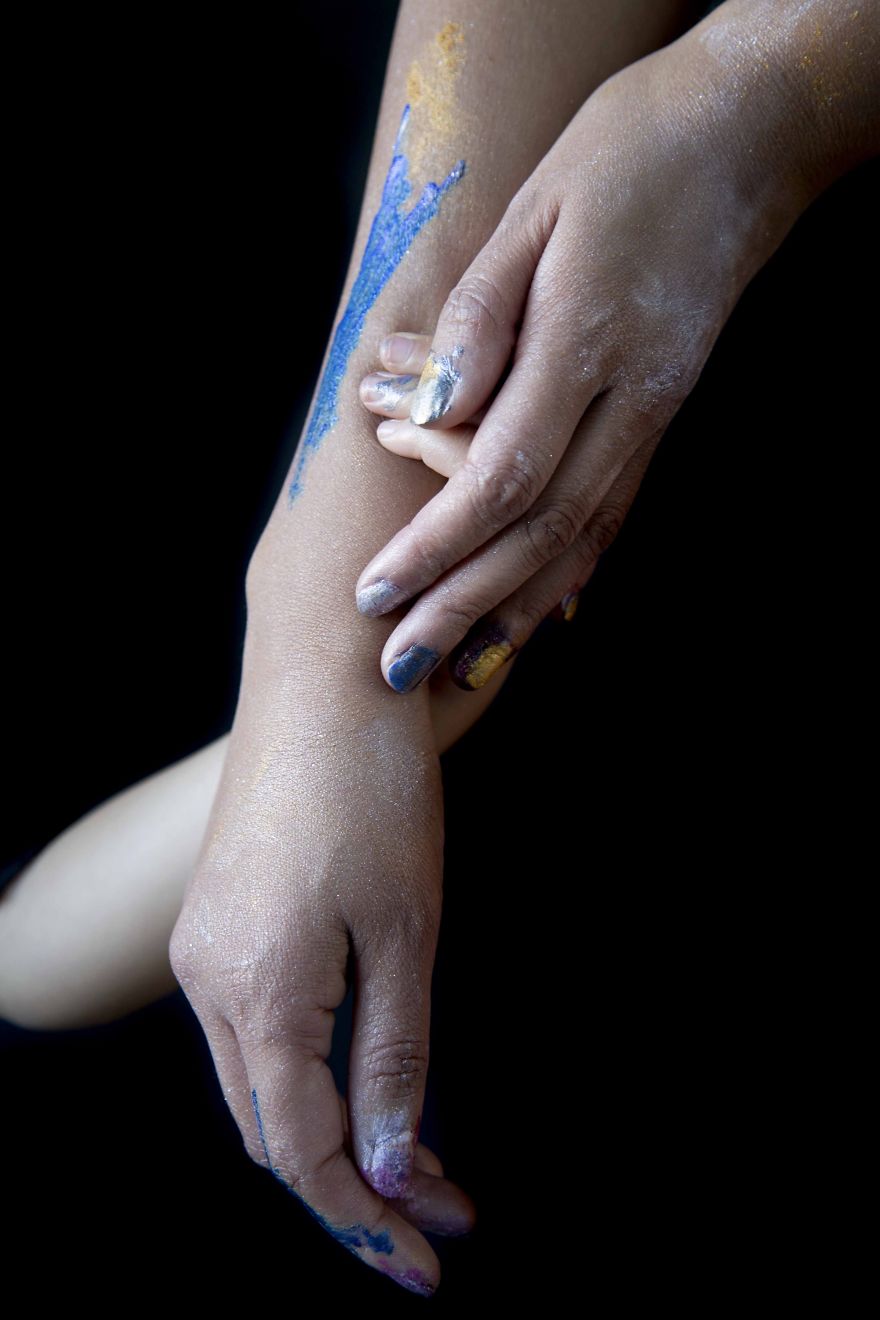 Így mutatnak az anyukák, ha a kislányaik sminkelik ki őket