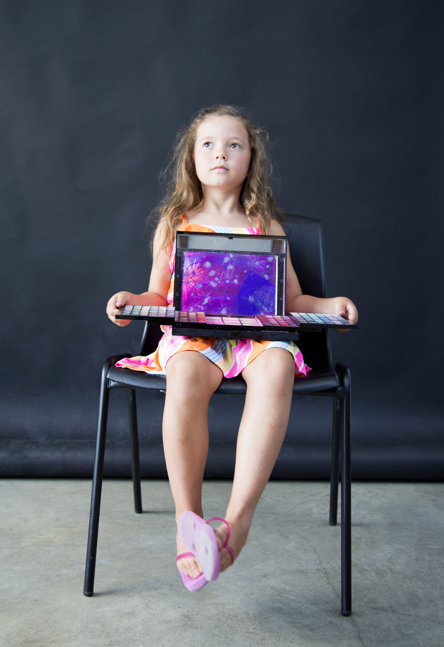 Így mutatnak az anyukák, ha a kislányaik sminkelik ki őket