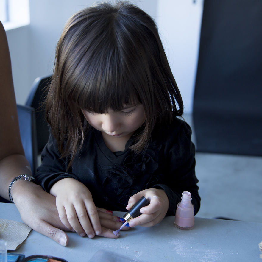 Így mutatnak az anyukák, ha a kislányaik sminkelik ki őket