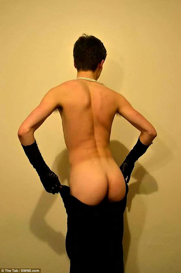 A feneküket mutogatják a cambridge-i egyetemisták