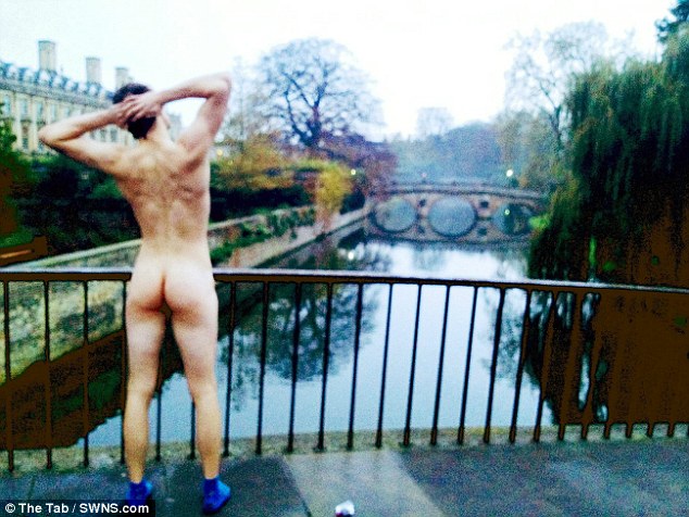 A feneküket mutogatják a cambridge-i egyetemisták