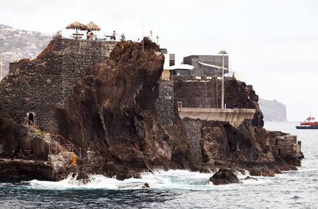 Saját magánszigetén koronázta magát királlyá