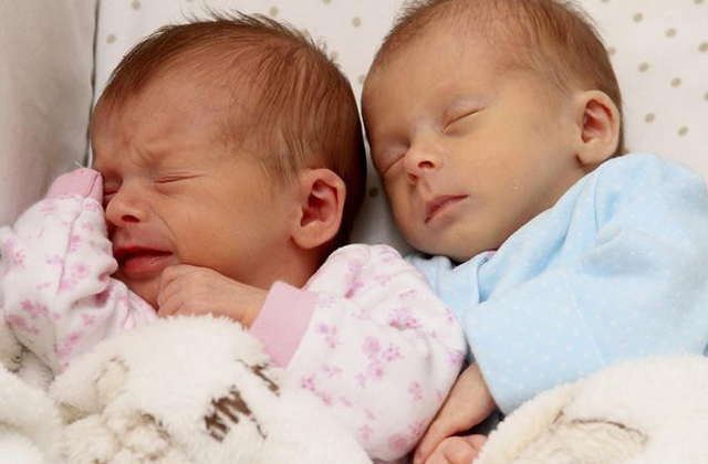 Nem egy napon születtek az ikrek Nem egy napon születtek az ikrek