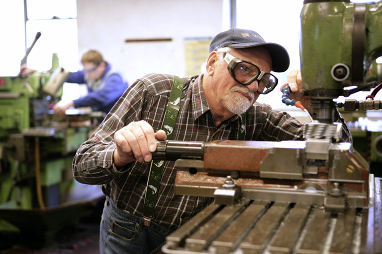 Nyugdíjasok - irány a munkaerőpiac? Nyugdíjasok - irány a munkaerőpiac?