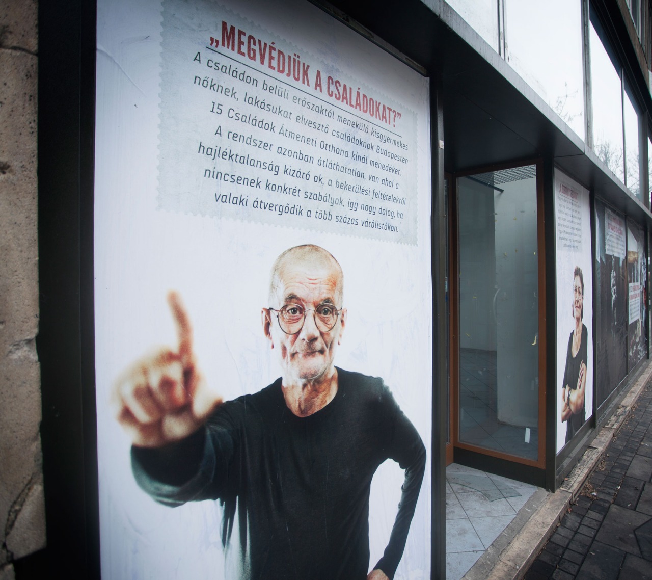 Megrázó hajléktalanportrék lepték el Budapestet