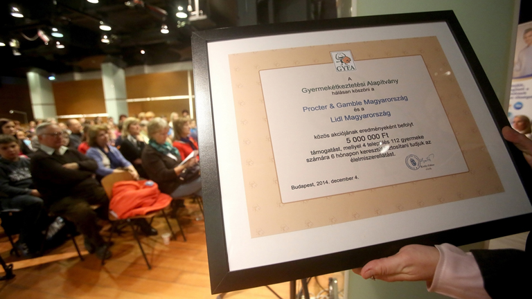 A P&G a Lidl-lel együttműködésben 5 millió forinttal támogatja az éhező gyerekeket