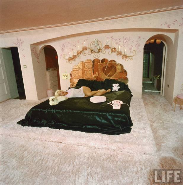 Kukkants be Jane Mansfield egykori palotájába! Kukkants be Jane Mansfield egykori palotájába!