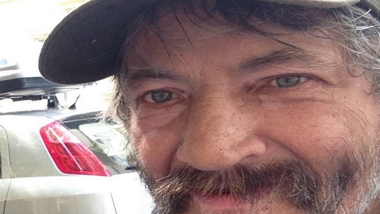  Egy hajléktalan előtt tisztelegnek a budapestiek