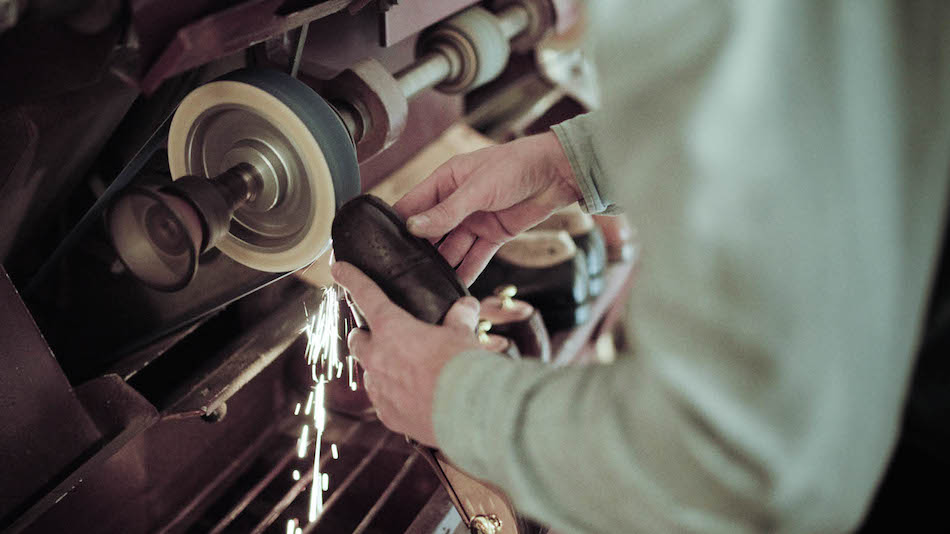 Így készülnek a legdrágább cipők - fotók