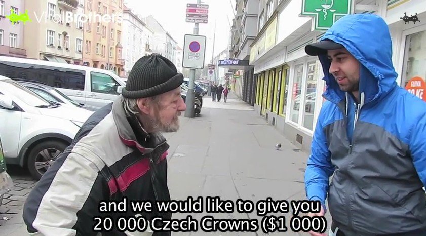 Nézd meg mit tett a hajléktalan férfi, amikor egy tele pénztárcát talált az utcán - videóval! 