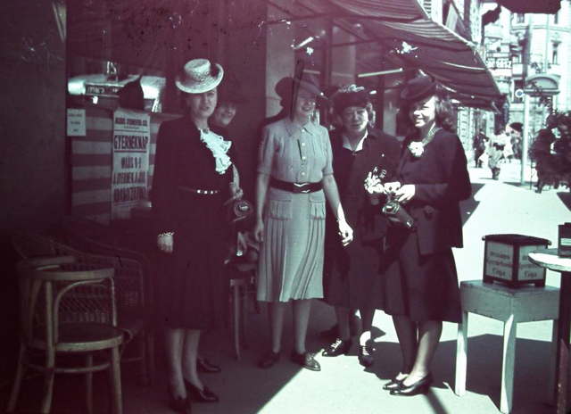 15 magyar utcaidivat-fotó a negyvenes évekből