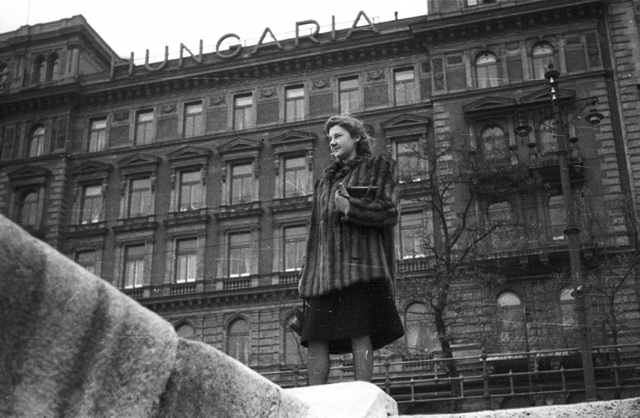 15 magyar utcaidivat-fotó a negyvenes évekből