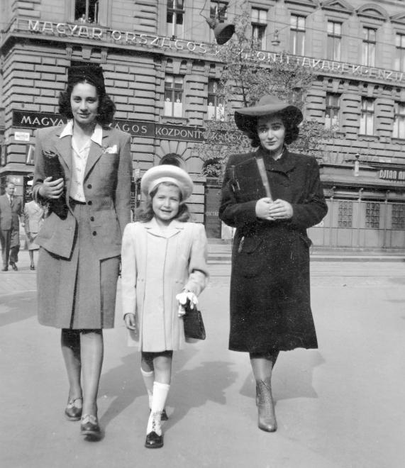 15 magyar utcaidivat-fotó a negyvenes évekből