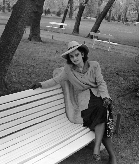 15 magyar utcaidivat-fotó a negyvenes évekből