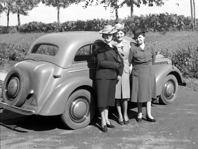 15 magyar utcaidivat-fotó a negyvenes évekből