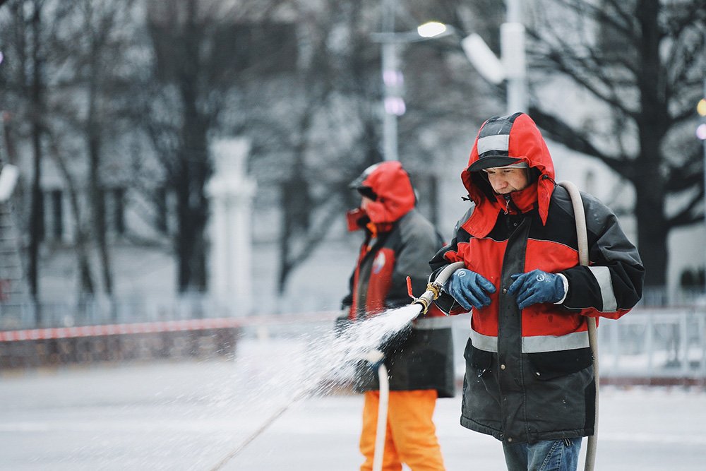 Nézd meg, hogy töltik fel a világ legnagyobb jégpályáját - fotók! 