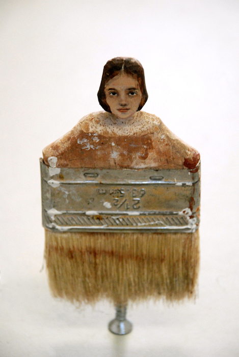 Ecsetek nyelére fest egy művész