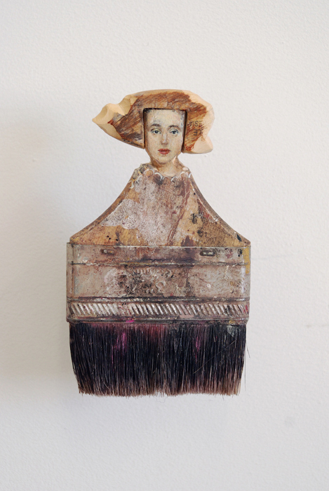 Ecsetek nyelére fest egy művész