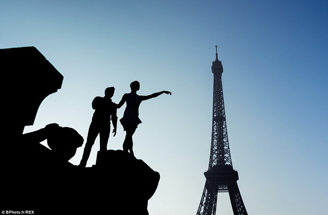 Körbetáncolta  a világot a jegyespár