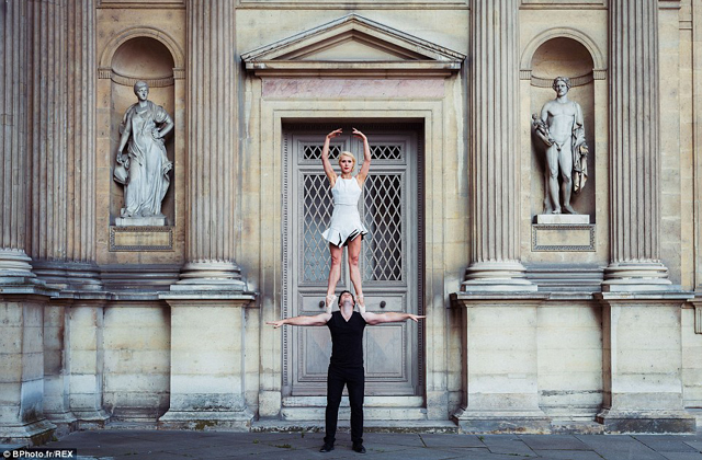 Körbetáncolta  a világot a jegyespár