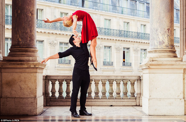 Körbetáncolta  a világot a jegyespár