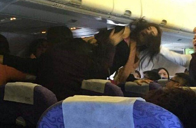 Síró kisbaba miatt verekedtek össze a repülőn Síró kisbaba miatt verekedtek össze a repülőn