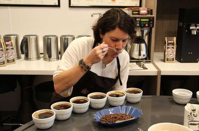 Napi 100 kávét iszik meg egy nő