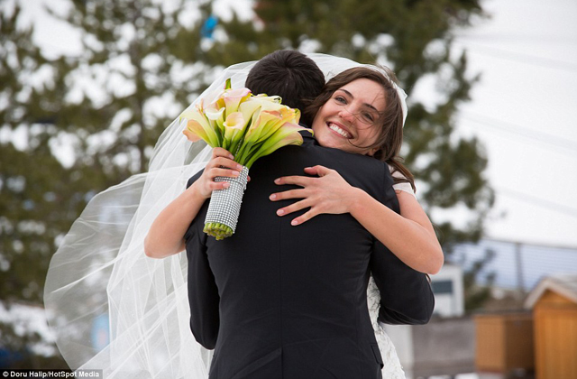 Nyolcszázezres esküvői ruhában snowboardozott a menyasszony