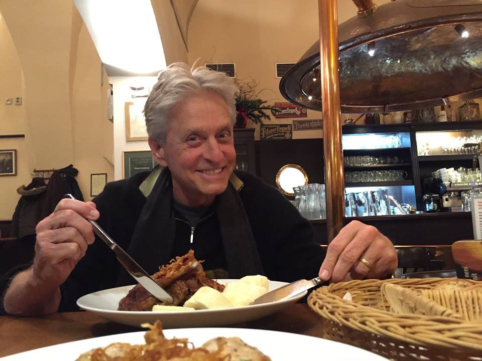 Prágában forgatja új filmjét Michael Douglas