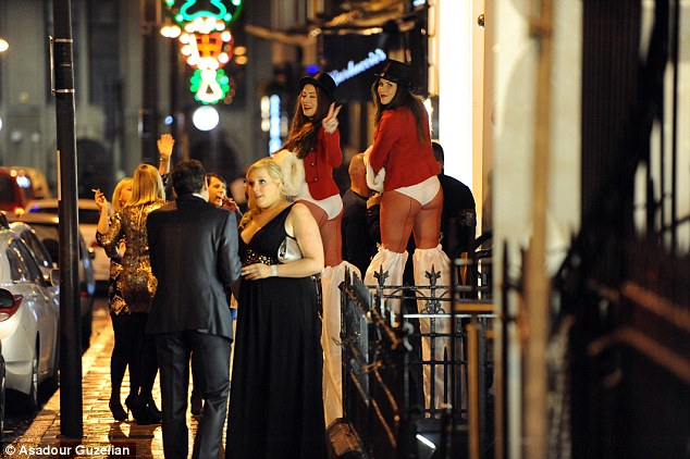 Így őrültek meg London utcáin a karácsonyi bulizók