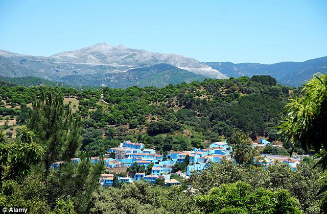 Jótt tett a falunak, hogy hupikékre festették