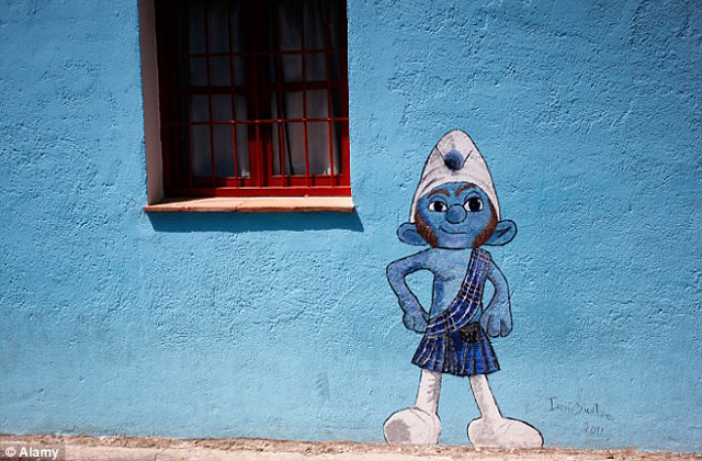 Jótt tett a falunak, hogy hupikékre festették