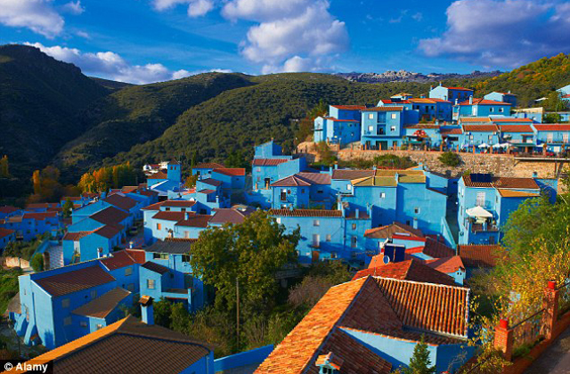 Jótt tett a falunak, hogy hupikékre festették