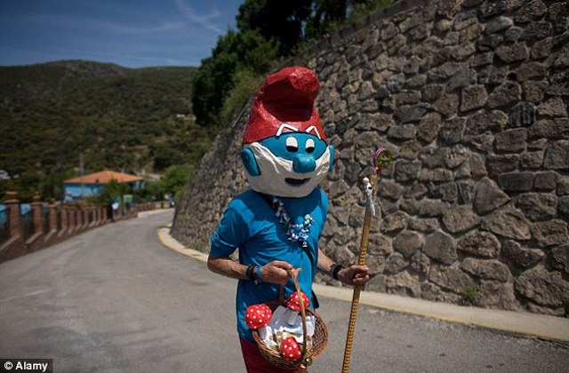 Jótt tett a falunak, hogy hupikékre festették